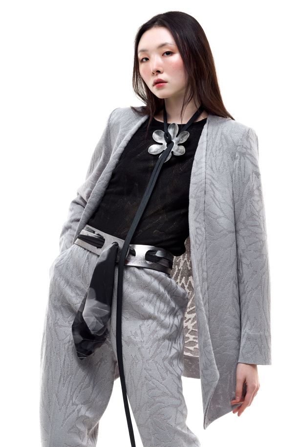 Roberta Redaelli spring summer 2026, R1361 Dinami-tecs jacquard knit long jacket with pointed hem fiore piccolo alabastro