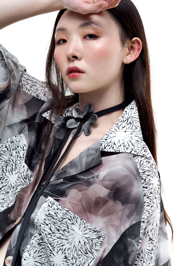 Roberta Redaelli spring summer 2026, RD502 Boxy silk shirt with bands and large pockets trasparenze monocolore nero - fiore piccolo piatto bianco