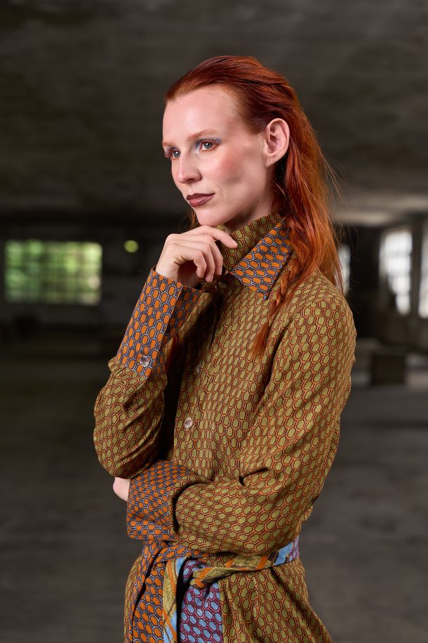 Roberta Redaelli AI 2026-27 PAPILIO, RD519 camicia con doppio collo in seta scagliette carciofo e seta scagliette zucca