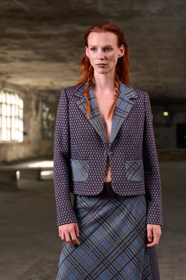 Roberta Redaelli AI 2026-27 PAPILIO, R1380 giacca con taschine e gemello in maglia jacquard DINAMI-TECS scagliette mahonia e collo e tasche in maglia jacquard DINAMI-TECS scozzese mahonia
