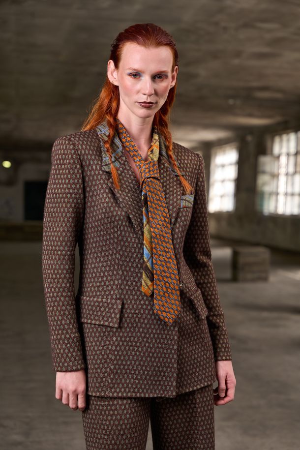 Roberta Redaelli AI 2026-27 PAPILIO, RSA158 giacca doppiopetto con gemello in maglia jacquard DINAMI-TECS scagliette carciofo e inserti in maglia jacquard DINAMI-TECS scozzese carciofo