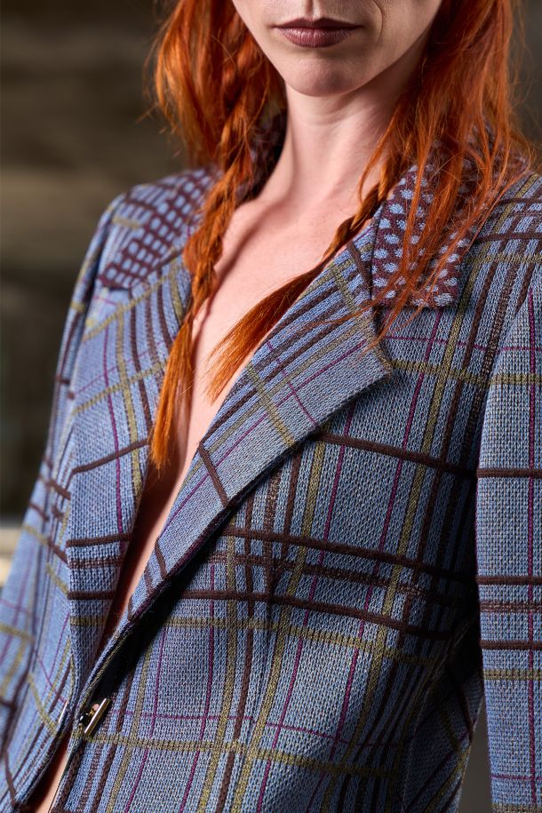 oberta Redaelli AI 2026-27 PAPILIO, RSA156 giacca con tasche e gemello in maglia jacquard DINAMI-TECS scozzese mahonia e dettagli collo in maglia jacquard DINAMI-TECS scagliette mahonia