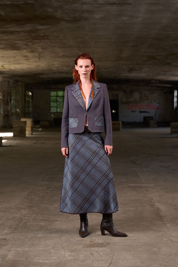 Roberta Redaelli AI 2026-27 PAPILIO, R1381 gonna svasata in maglia jacquard DINAMI-TECS scozzese mahonia lato frontale e maglia jacquard DINAMI-TECS scagliette mahonia retro