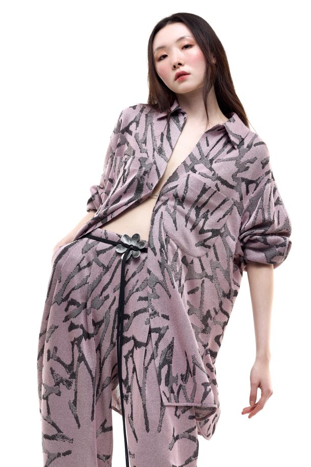 Roberta Redaelli primavera estate 2026, R1359 camicia over con sfondopiega e tascone in maglia jacquard fiore grande tricolore quarzo