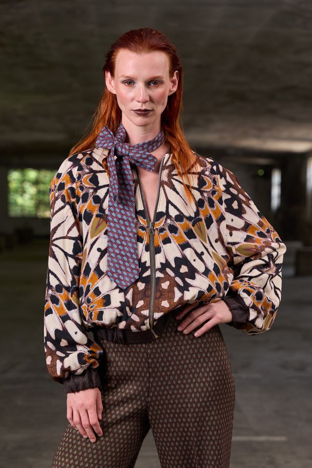 Roberta Redaelli AI 2026-27 PAPILIO, RD525 bomber reversibile lato no tasche in seta stampa papilio con bordi in maglia jacquard DINAMI-TECS castagna - RCC155 cravatta in seta scagliette mahonia
