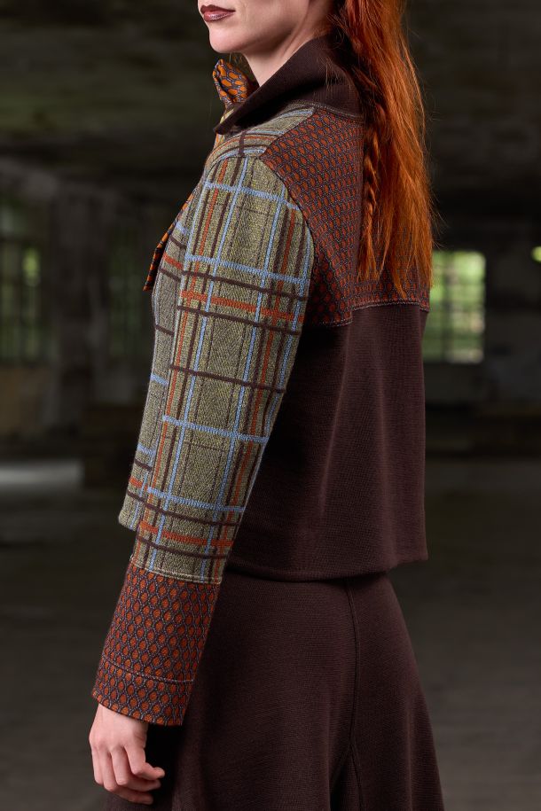 Roberta Redaelli AI 2026-27 PAPILIO, R1376 giacca-camicia patchwork con gemello in maglia jacquard DINAMi-TECS scozzese carciofo, maglia jacquard DINAMI-TECS scagliette zucca e maglia liscia in lana castagna
