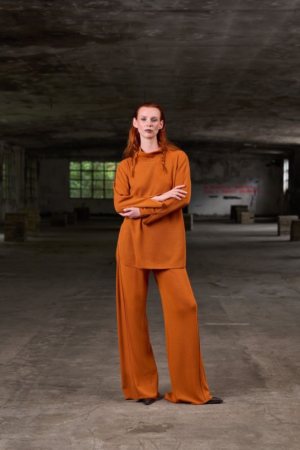 Roberta Redaelli AI 2026-27 PAPILIO, R1379 pantaloni palazzo con fianco asimmetrico in maglia di lana zucca
