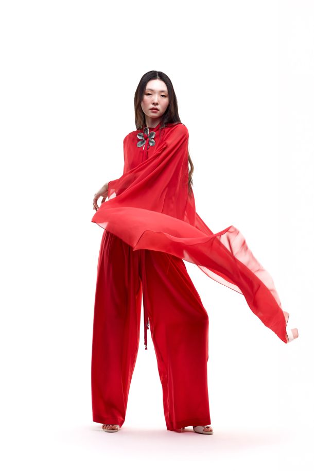 Roberta Redaelli primavera estate 2026, RD516 cappa con manica svasata in georgette di seta corallo