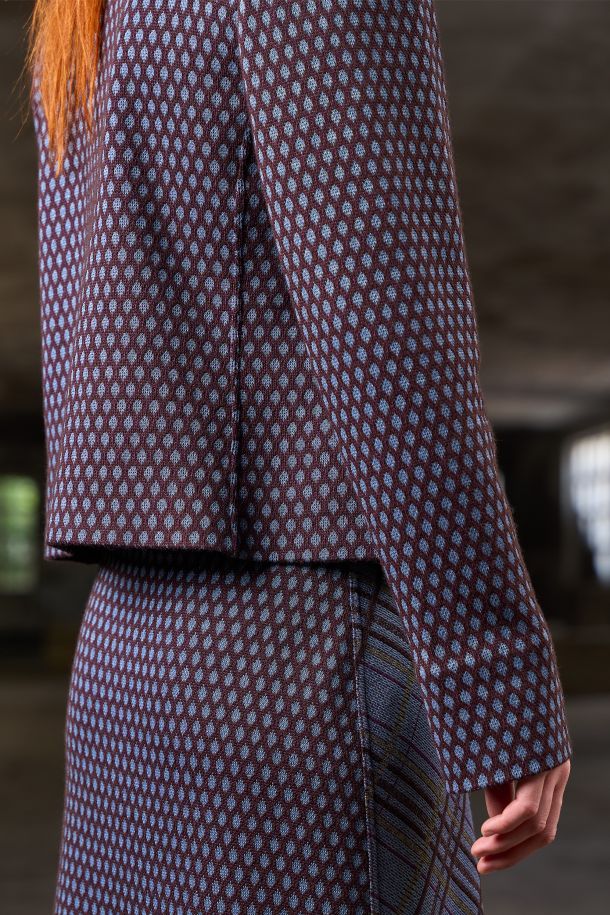 Roberta Redaelli AI 2026-27 PAPILIO, R1380 giacca con taschine e gemello in maglia jacquard DINAMI-TECS scagliette mahonia e collo e tasche in maglia jacquard DINAMI-TECS scozzese mahonia - R1381 gonna svasata in maglia jacquard DINAMI-TECS scozzese mahonia lato frontale e maglia jacquard DINAMI-TECS scagliette mahonia retro