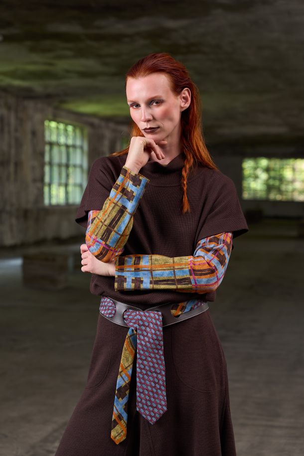 Roberta Redaelli AI 2026-27 PAPILIO, R1378 pull collo imbuto con manica corta kimono in maglia di lana castagna