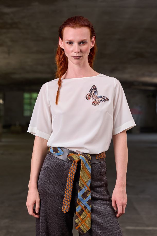 Roberta Redaelli AI 2026-27 PAPILIO, RD527-F t-shirt in seta bianca con applicazione papilio 3D - APC159/6 cintura in forma asole in pelle castagna con cuciture avorio e cravatta in seta stampata scozzese carciofo e scaglietta zucca