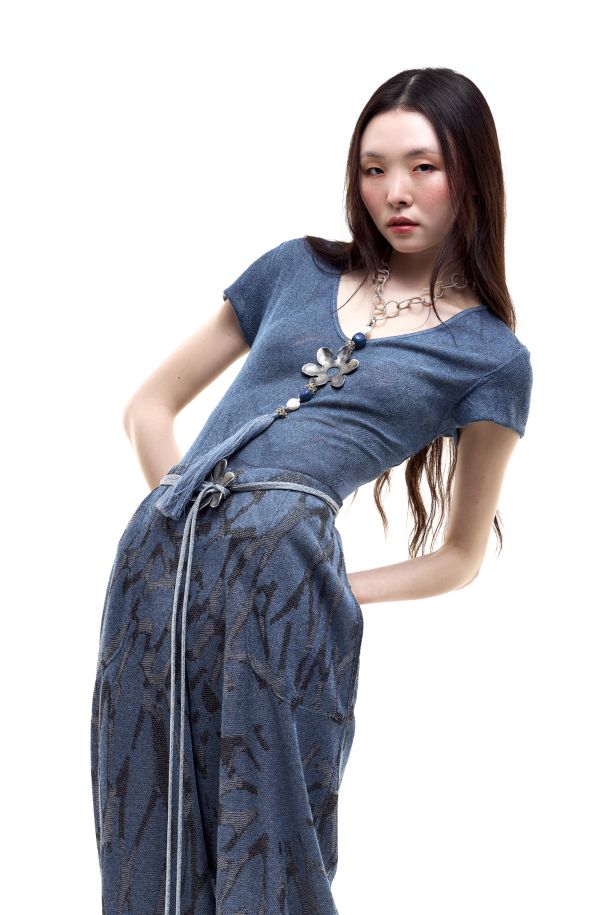 Roberta Redaelli primavera estate 2026, R1370 t-shirt scollo a v in maglia jacquard fiore grande jeans