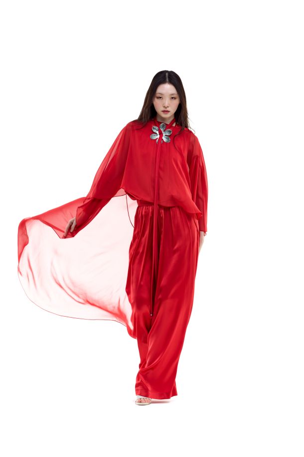 Roberta Redaelli primavera estate 2026, RD516 cappa con manica svasata in georgette di seta corallo