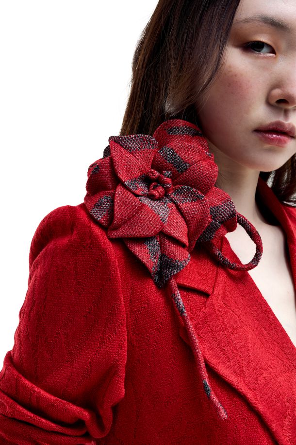 Roberta Redaelli PRIMAVERA ESTATE 2026, RLM001 spilla fiore con gambo in maglia jacquard  fiore grande tricolore corallo e seta