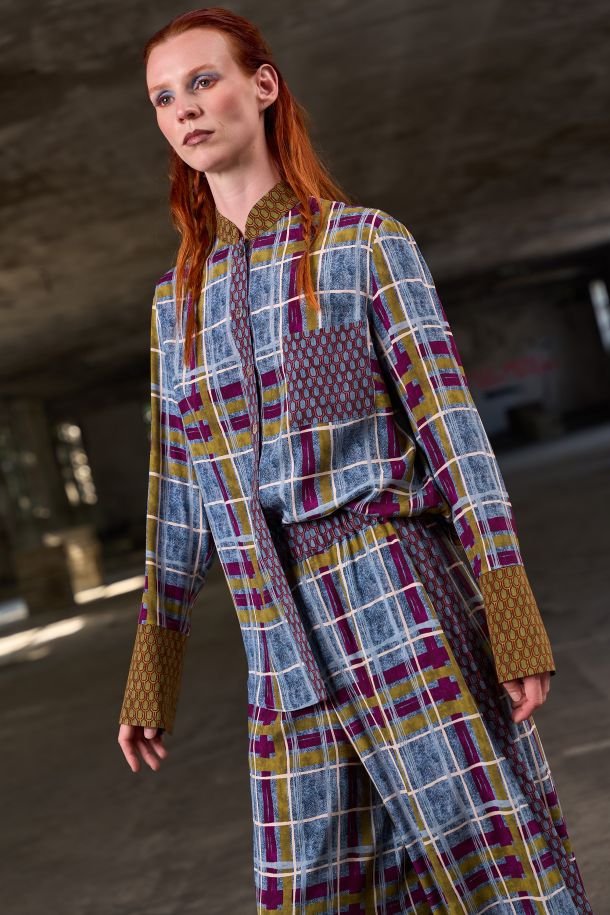  Roberta Redaelli AI 2026-27 PAPILIO, RD526 camicia con collo guru in seta scozzese mahonia con inserti in seta scagliette mahonia e scagliette carciofo