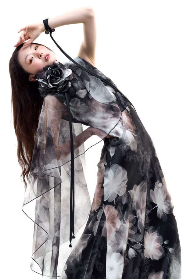 Roberta Redaelli spring summer 2026, RD506 spring organza cape trasparenze monocolore nero