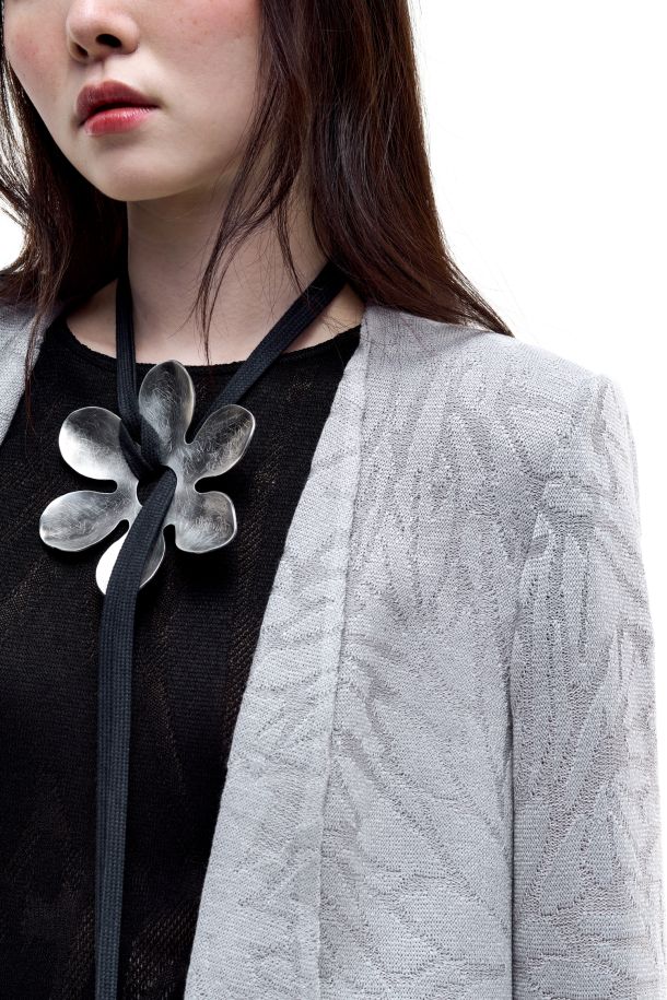 oberta Redaelli primavera estate 2026, R1361 giacca lunga con punte in maglia jacquard dinami-tecs fiore piccolo alabastro