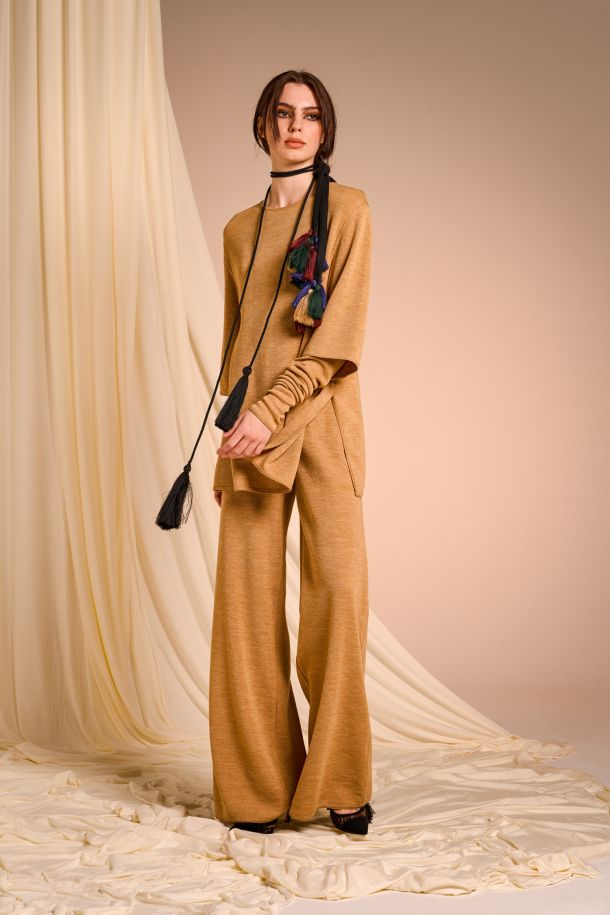 Roberta Redaelli fall winter 2025-26, R1351 Crew-neck knit pullover with 3/4 sleevesto topazio + R1356 detachable sleeves