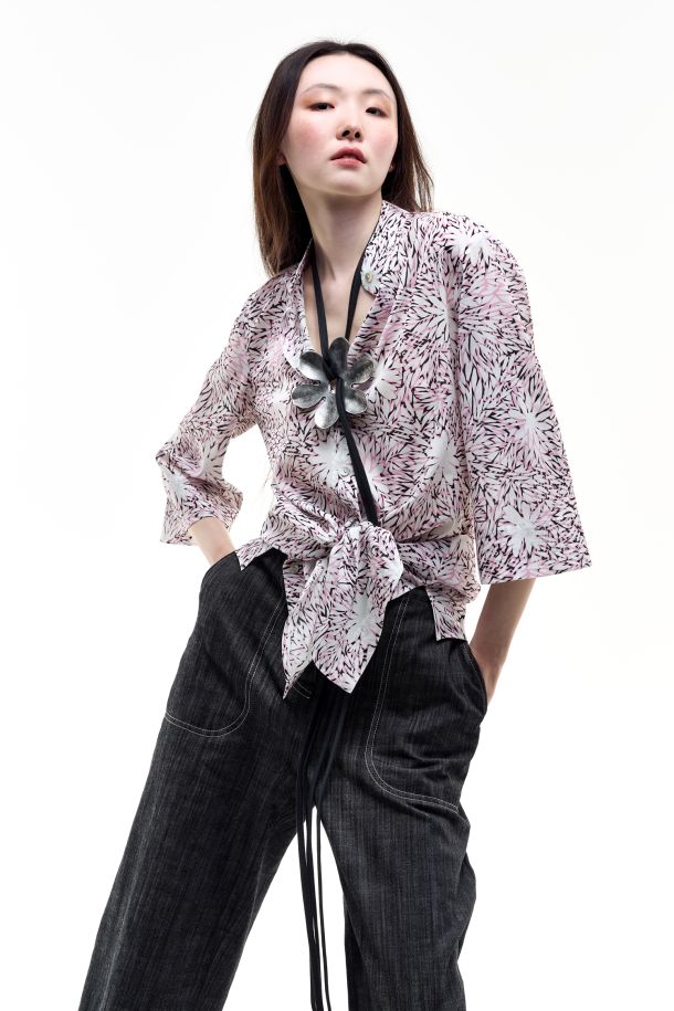 Roberta Redaelli spring summer 2026, RD507 Silk guru-collar shirt with bell sleeves in seta fiore piatto piccolo quarzo