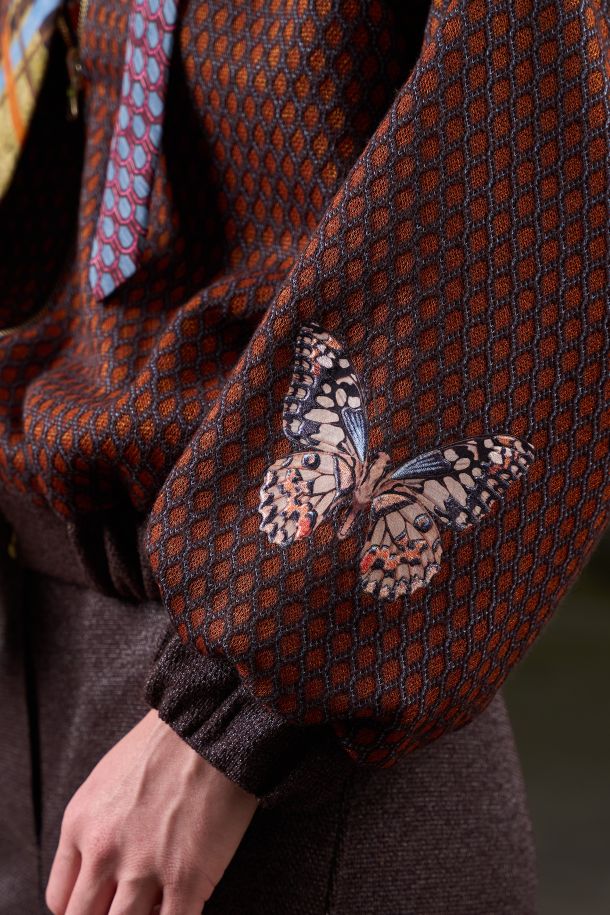 Roberta Redaelli AI 2026-27 PAPILIO, RD525 bomber reversibile lato con tasche in maglia jacquard DINAMI-TECS scagliette zucca e applicazione papilio 3D sulle maniche