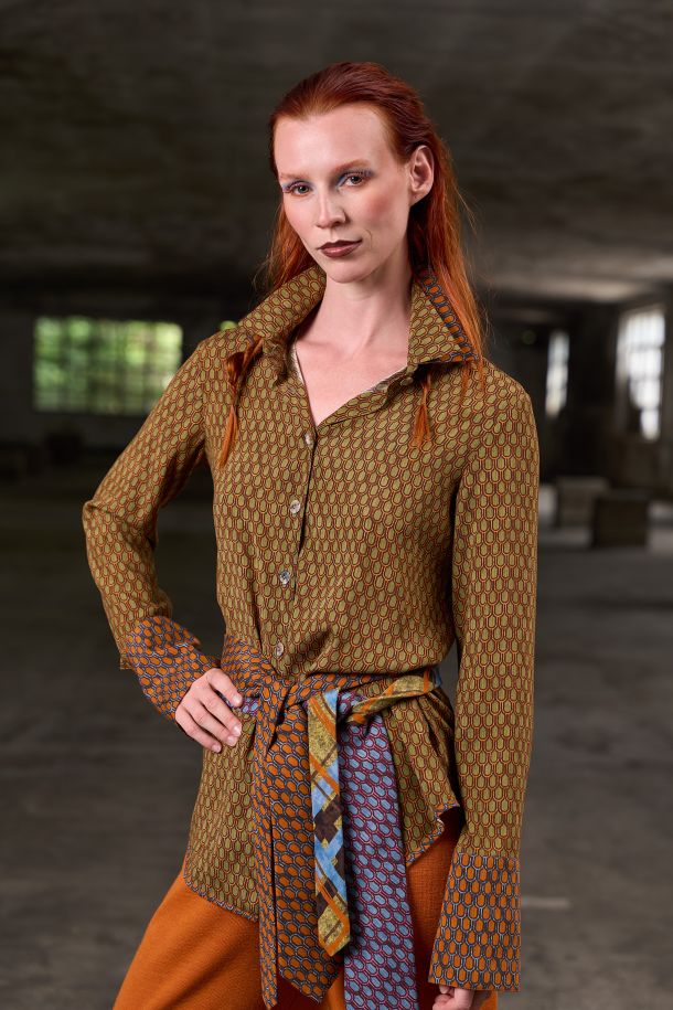 Roberta Redaelli AI 2026-27 PAPILIO, RD519 camicia con doppio collo in seta scagliette carciofo e seta scagliette zucca, cravatte stampare in seta scagliette zucca e seta scagliette mahonie con seta scozzese carciofo