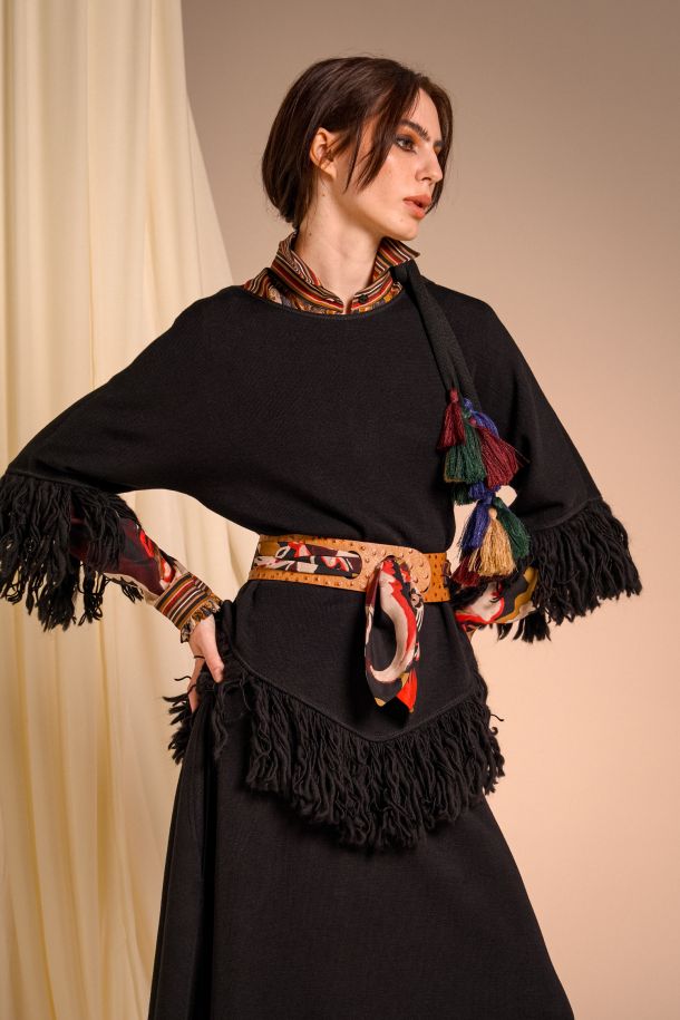 Roberta Redaelli fall winter 2025-26, R1353/2 Batwing knit pullover with fringes nero + APC159 stleather belt with eyelets and silk scarf