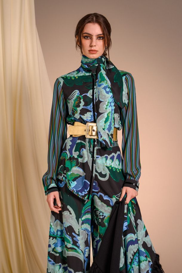 Roberta Redaelli fall winter 2025-26, RD494 Printed silk shirt with scarf prints: acquarello zaffiro, riga zaffiro