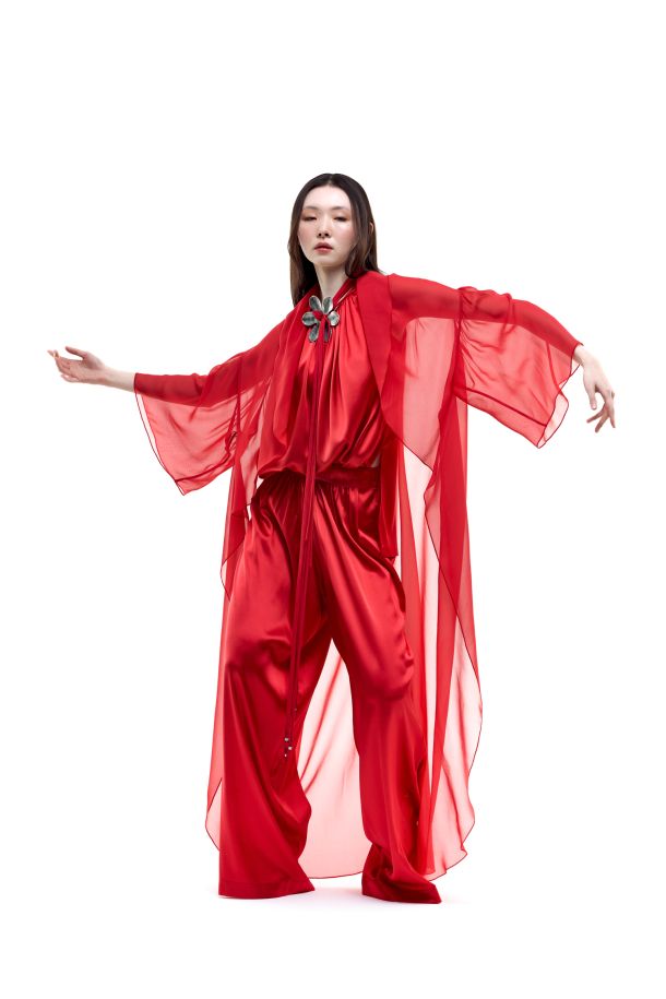 Roberta Redaelli primavera estate 2026, RD516 cappa con manica svasata in georgette di seta corallo