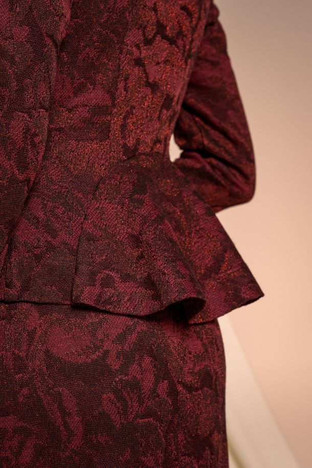 Roberta Redaelli fall winter 2025-26, R1346 DINAMI-TECS brocade jacquard knit jacket with cufflink and back peplum rubino