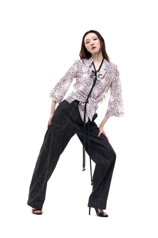 Roberta Redaelli spring summer 2026, RD507 Silk guru-collar shirt with bell sleeves fiore piatto piccolo quarzo