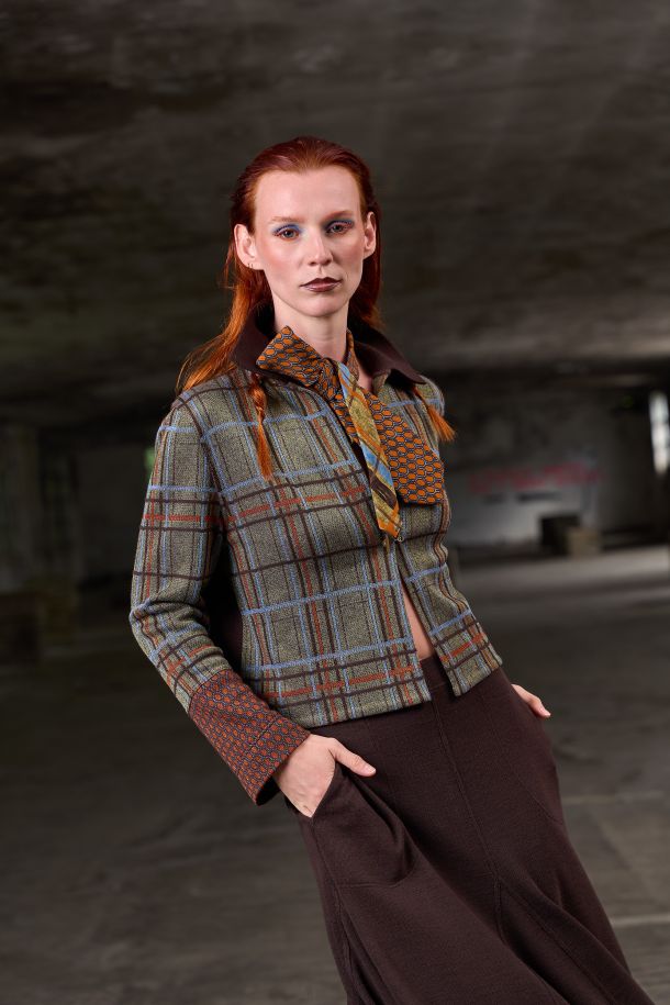Roberta Redaelli AI 2026-27 PAPILIO, R1376 giacca-camicia patchwork con gemello in maglia jacquard DINAMi-TECS scozzese carciofo, maglia jacquard DINAMI-TECS scagliette zucca e maglia liscia in lana castagna