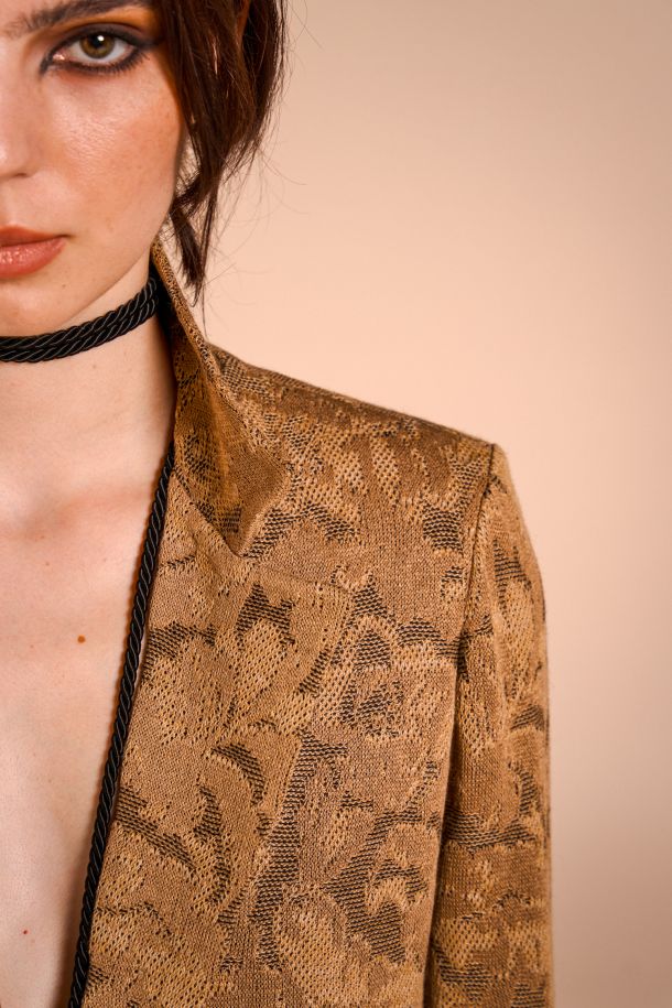 Roberta Redaelli fall winter 2025-26, R1355JBRO Cropped jacket with cufflink and pockets in DINAMI-TECS brocade jacquard knit topazio