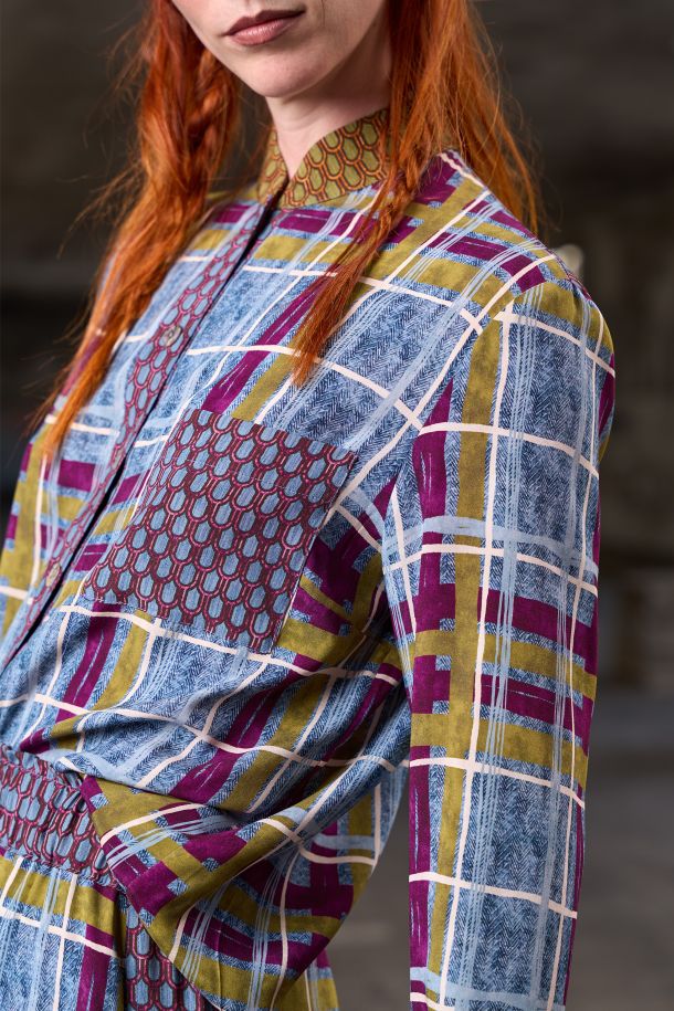 Roberta Redaelli AI 2026-27 PAPILIO, RD526 camicia con collo guru in seta scozzese mahonia con inserti in seta scagliette mahonia e scagliette carciofo