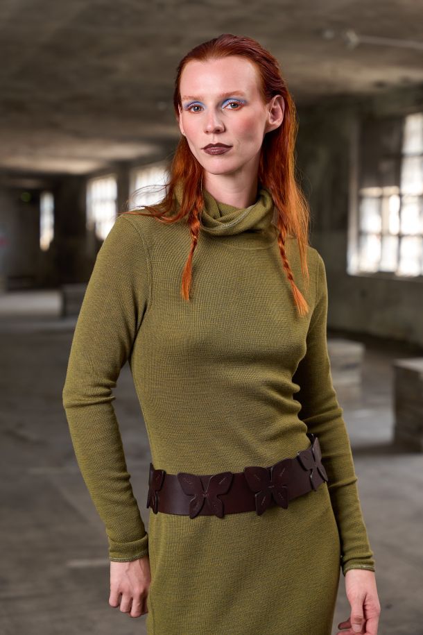 Roberta Redaelli AI 2026-27 PAPILIO, R1383 abito con collo ciambella e maniche lunghe in maglia di lana carciofo - APC165 cintura in pelle castagna con farfalle 3D e chiusura bindelli