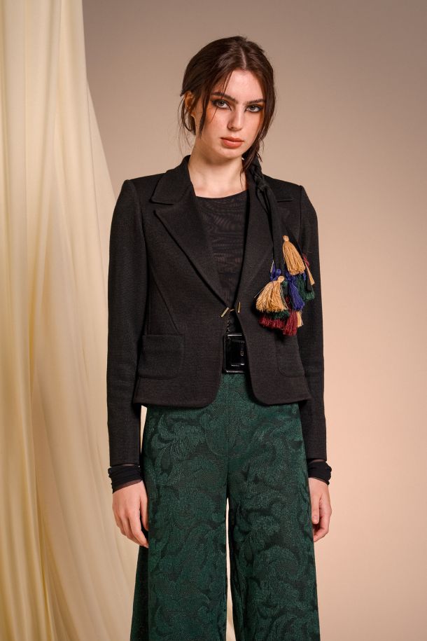 Roberta Redaelli AUTUNNO INVERNO 2025-26, R1355 Cropped jacket with pockets and cufflink in DINAMI-TECS jacquard knit nero