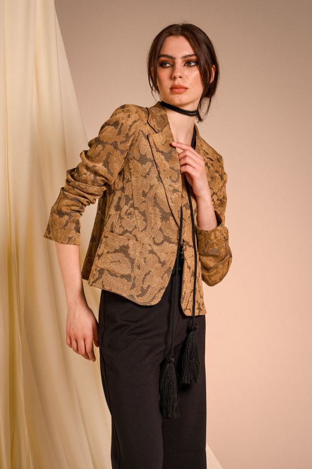 Roberta Redaelli fall winter 2025-26, R1355Jbro Cropped jacket with cufflink and pockets in DINAMI-TECS brocade jacquard knit topazio