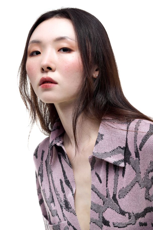 Roberta Redaelli spring summer 2026, R1359 Oversized jacquard knit shirt with inverted pleat and large pocket fiore grande tricolore quarzo