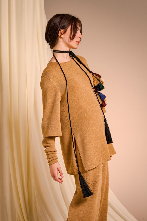 Roberta Redaelli fall winter 2025-26, R1351 Crew-neck knit pullover with 3/4 sleeves topazio + R1356 detachable sleeves topazio