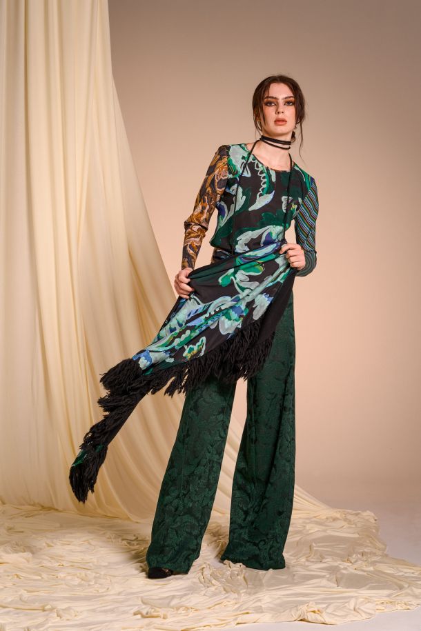 Roberta Redaelli AUTUNNO INVERNO 2025-26, RT1022 scialle con frange in maglia nera e seta stampa acquarello zaffiro