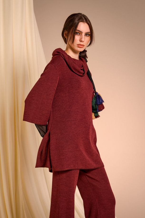 Roberta Redaelli AUTUNNO INVERNO 2025-26, R1350 pull collo alto con manica 3/4 in maglia rubino