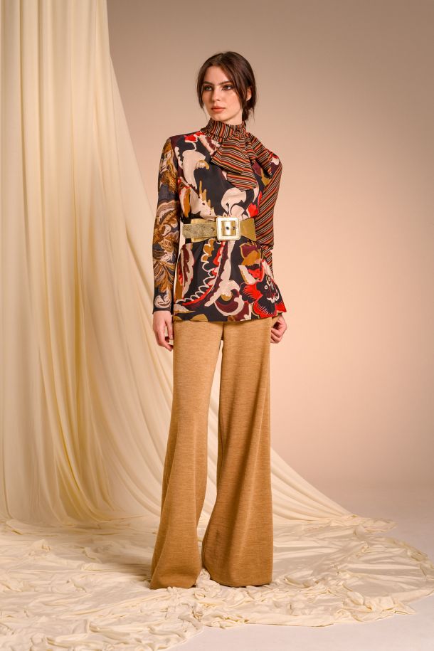 Roberta Redaelli AUTUNNO INVERNO 2025-26, RD492 blusa sciebo con sciarpa in seta stampata stampa acquarello rubino, riga rubino, ricamo topazio