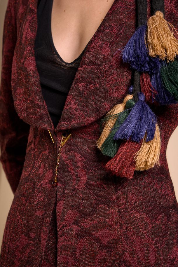 Roberta Redaelli AUTUNNO INVERNO 2025-26, R1346 giacca con gemello e baschina posteriore in maglia jacquard dinami-tecs broccato rubino