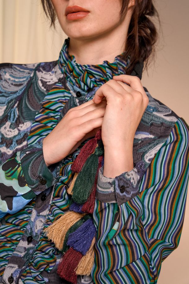 Roberta Redaelli AUTUNNO INVERNO 2025-26, RD495 camicia con rouches in seta stampata stampa ricamo zafiro, riga zaffiro, acquarello zaffiro